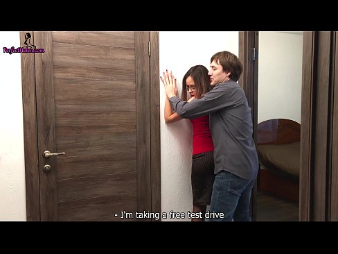 ❤️ Cuireann Realtor Gnéasach a cuid púitsí agus a fucks uirthi féin agus í ag díol a hárasáin - Krempai ️❌  Físeán porn  linn ️❤